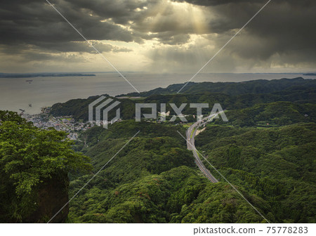 [千葉縣/ Nokogiri山]戲劇性的多雲天空照亮了Boso半島的Futtsu Tateyama Road和Uraga Suido。 75778283