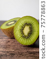 Kiwifruit fillet 75778863