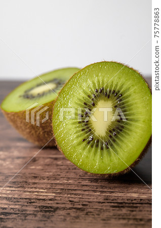 Kiwifruit fillet 75778863
