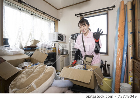 女工收拾一間凌亂的房間 75779049
