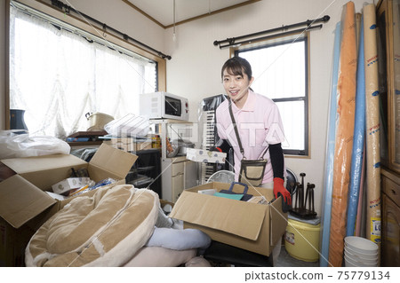 女工收拾一間凌亂的房間 75779134