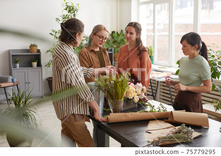 Group of People Enjoying Workshop on Flowers 75779295