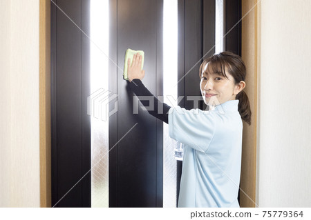房屋清潔女工擦前門 房屋清潔女工擦前門 75779364