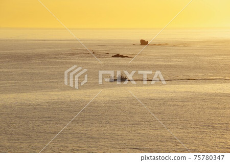 Hamanaka-cho, Hokkaido View of a fishing boat floating in the Pacific Ocean from Cape Kiritappu where the morning sun rises 75780347