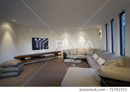 Spacious Living Room In House 75781553