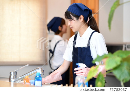管家婦女打掃廚房 75782087