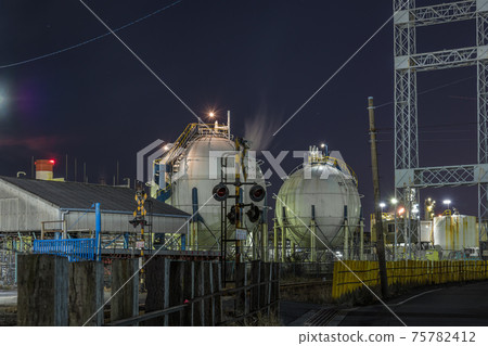 [Keihin Industrial Area, Night View of Oil Refining Plant and Gas Tank Factory in Ukishima-cho, Kawasaki City] 75782412