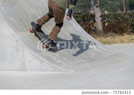 [Skateboarding slope practice at Aikawa Town Skate Park] 75782413