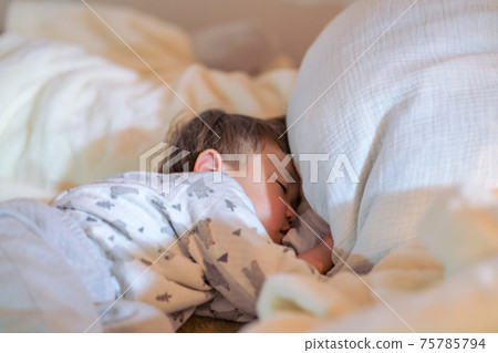 Sleeping child 75785794