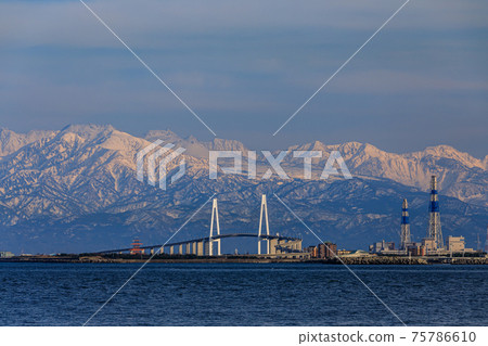 Toyama Bay and Tateyama Mountain Range / Winter 75786610