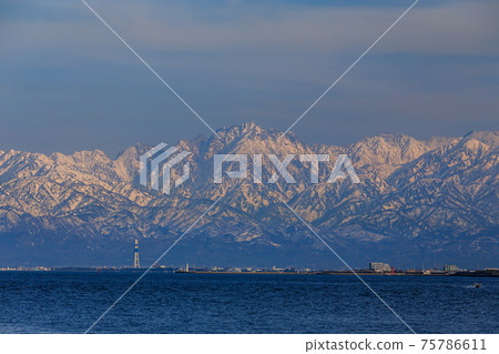 富山灣和立山山脈/冬季 富山灣和立山山脈/冬季 75786611