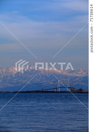 富山灣和立山山脈/冬季 75786614