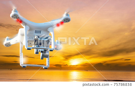4 propellers mounted on a white camera Separated from the background clipping part 4 propellers mounted on a white camera Separated from the background clipping part 75786838