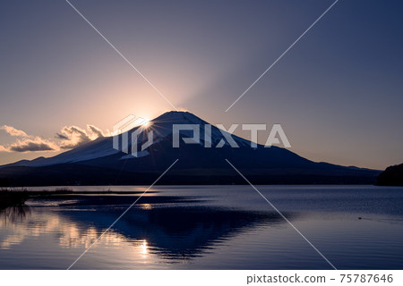 山中湖和雙鑽石富士山黃昏 山中湖和雙鑽石富士山黃昏 75787646