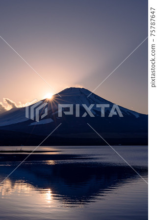 山中湖和雙鑽石富士山黃昏 山中湖和雙鑽石富士山黃昏 75787647