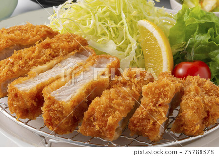 Delicious tonkatsu freshly fried Delicious tonkatsu freshly fried 75788378