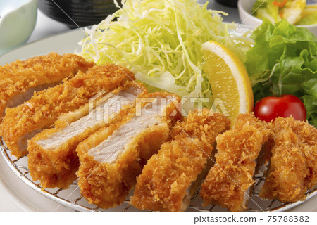 Delicious tonkatsu freshly fried Delicious tonkatsu freshly fried 75788382