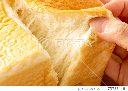 用手將方麵包分開。 75788446