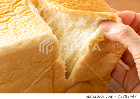 Divide the square bread by hand. Divide the square bread by hand. 75788447