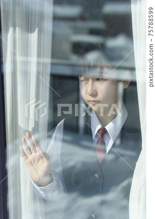 Junior high school students looking out from the window (image of request to refrain from going out) Junior high school students looking out from the window (image of request to refrain from going out) 75788599