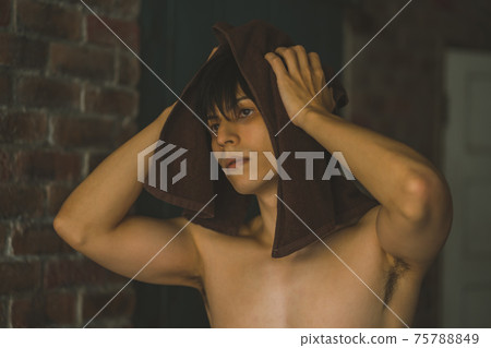 抹頭髮的年輕人與毛巾 75788849