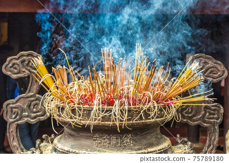 Burning incense sticks 75789180