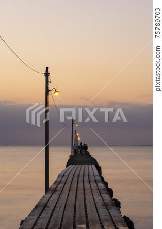 [千葉]南房總原岡碼頭染在夕陽下 75789703