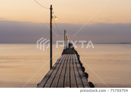 [千葉]南房總原岡碼頭染在夕陽下 75789704