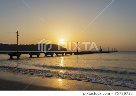 [千葉]南房總原岡碼頭染在夕陽下 75789733