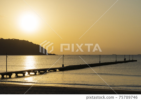 [千葉]南房總原岡碼頭染在夕陽下 75789746