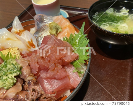 Numazu seafood bowl lunch and miso soup 75790045