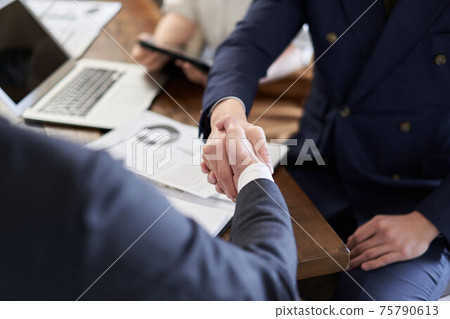 Hands of Asian businessmen shaking hands 75790613