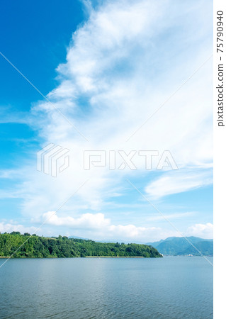 多哥池塘的夏天景色 75790940