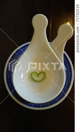 威爾士洋蔥心在白陶蓮花上 75792016