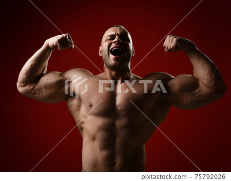 Portrait of screaming strong man, bodybuilder 75792026