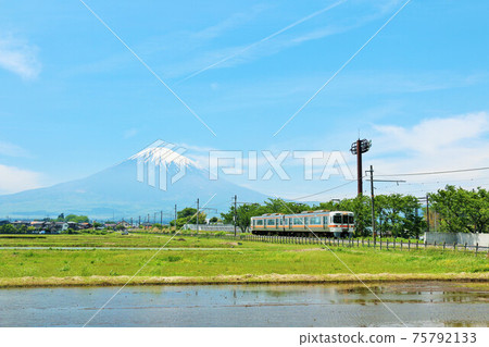 靜岡縣御殿場線夏季初夏穿過藍天和鄉村以及富士山 75792133
