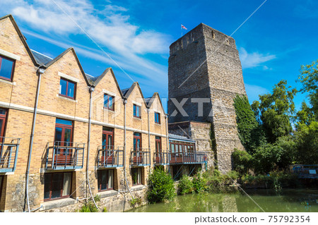 Castle in Oxford 75792354