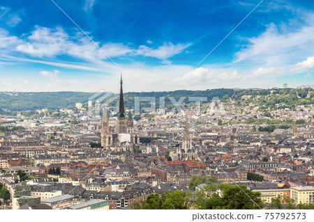 Panoramic view of Rouen 75792573