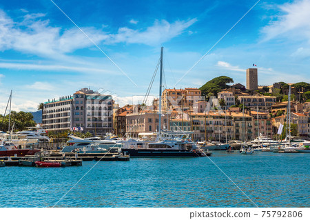 Yachts anchored in port in Cannes 75792806