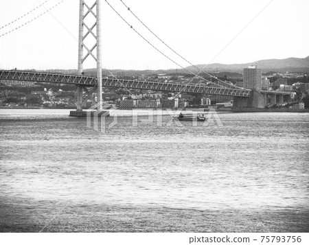 可以感受到單色氣氛的明石海峽大橋 可以感受到單色氣氛的明石海峽大橋 75793756