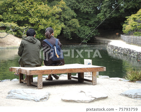 一對夫婦談論日本花園的未來 一對夫婦談論日本花園的未來 75793759