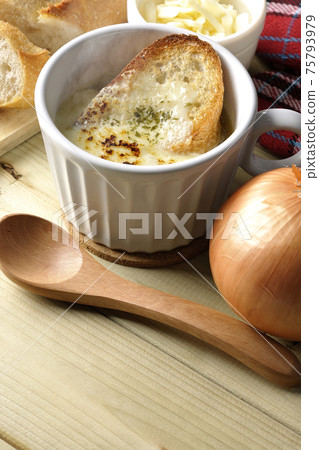 French bread, cheese, spoon, onion, mittens around hot onion gratin soup French bread, cheese, spoon, onion, mittens around hot onion gratin soup 75793979