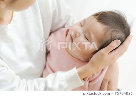 Baby nap hug 75794085