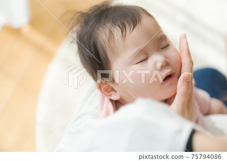 Baby nap hug 75794086