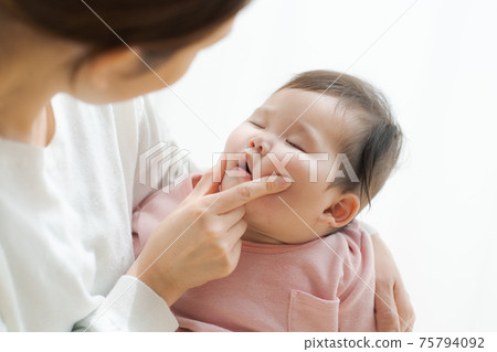 Baby nap hug 75794092