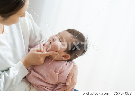 Baby nap hug 75794098