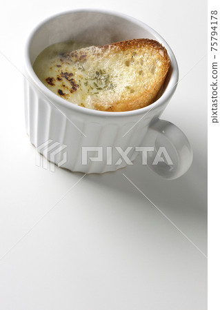 在白色背景上的一杯吃的熱洋蔥焗烤湯 在白色背景上的一杯吃的熱洋蔥焗烤湯 75794178