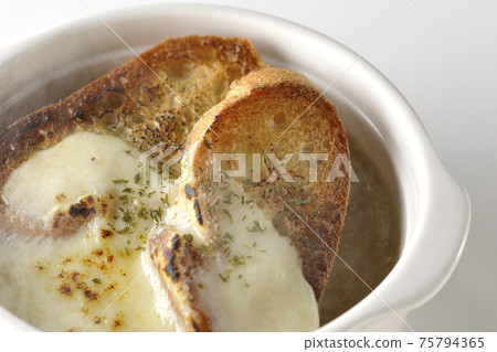 拍攝的洋蔥湯燒焦的奶酪和法國麵包在白色背景上 75794365