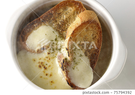Photographed hot onion soup with charred cheese and French bread on a white background (overhead view) 75794392