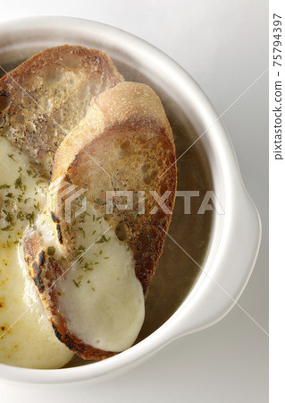 Photographed hot onion soup with charred cheese and French bread on a white background (overhead view) Photographed hot onion soup with charred cheese and French bread on a white background (overhead view) 75794397
